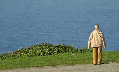 Hombre mirando al mar