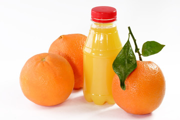 Orangensaft in einer Flasche mit Früchten auf hellem Hintergrund