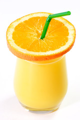 Orangensaft mit Dekoration - freigestellt auf weißem Hintergrund