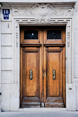 Porte d'un immeuble parisien.