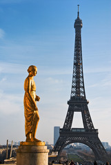 Fototapeta na wymiar Wieża Eiffla z Trocadero i pomnik.