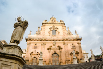 Fototapeta na wymiar Modica barokowa katedra świętego apostoła Piotra statua