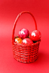 Bunte Ostereier im Korb