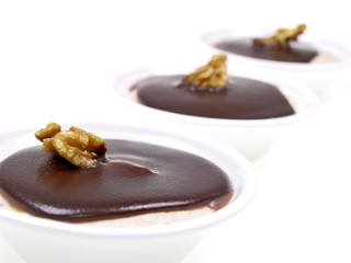 creme dessert mit schokosauce