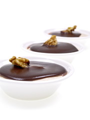 creme dessert mit schokosauce