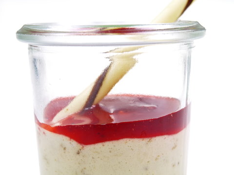 maronen mousse mit himbeersauce
