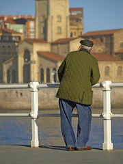 Anciano mirando al mar
