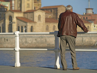 Anciano mirando al mar