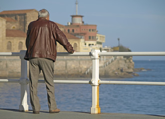 Anciano mirando el mar