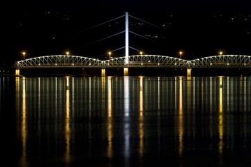 Fototapeta na wymiar eisenbahnbrücke by night