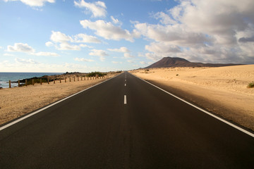 Naklejka premium Viaggio - Strada tra deserto e oceano
