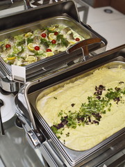 heiße büffet gerichte fisch, fleisch, kartoffelpüree