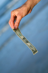Frau hält Dollar Schein in der Hand