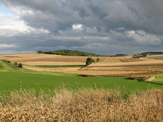 Obraz premium Un ciel menaçant sur la campagne