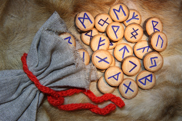 Runes with pouch - 5928350