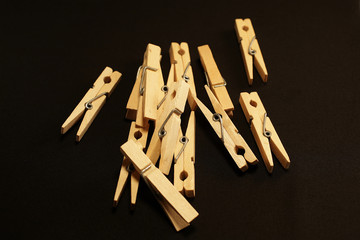 Wäscheklammern vor schwarzem Hintergrund