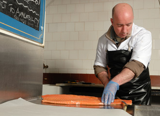fihmonge filleting smoked salmon