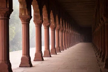 Photo sur Aluminium Inde Couloir d& 39 entrée au Taj Mahal dans le brouillard tôt le matin