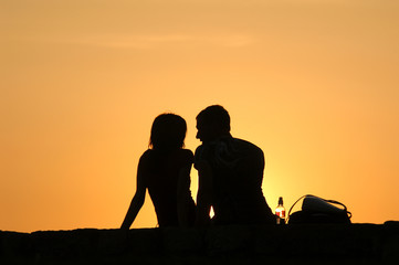 Fototapeta na wymiar Sylwetka para miłości na zachód słońca