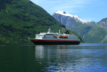 Tourist ship is swimming up to Geiranger town