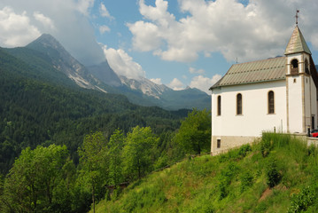 Fototapeta na wymiar Kirche in den Italienischen Alpen no.1