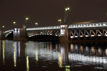 Fototapeta na wymiar Dvortsovy Bridge