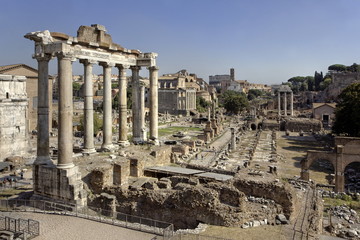 Fototapeta na wymiar Świątynia Saturna - Rzym Forum - Rzym, Włochy