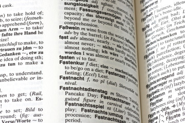 Fototapeta premium Blick ins Lexikon während der närrischen Zeit