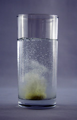 Brausetablette im Glas