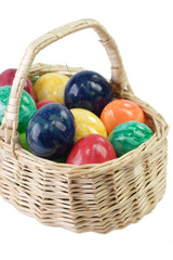 Weidenkorb mit bunten Eiern