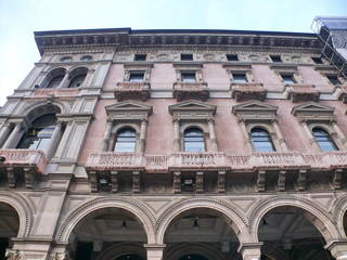 Milan, Italie, palais ancien rouge avec arcades