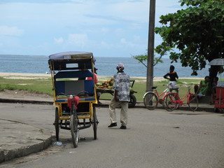 pousse pousse à vélo dans la rue