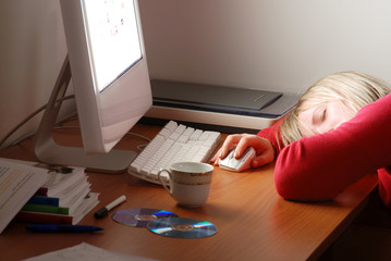 ragazza dorme davanti a computer