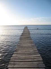 ponton de bois sur le lagon et ciel bleu en fond