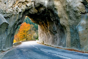 Papier Peint photo Tunnel Tunnel creusé en montagne pour passage de route