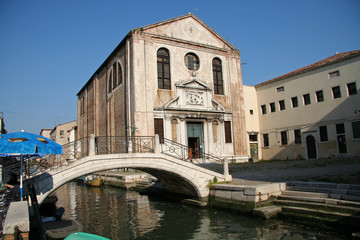 Fototapeta na wymiar Canal et église de Venise
