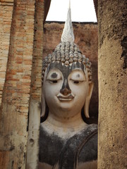 bouddha dans le temple sri chum, sukhothai, thailande
