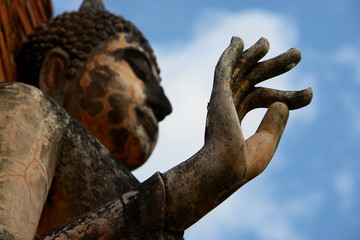 main et statue de bouddha, parc historique de sukhothai