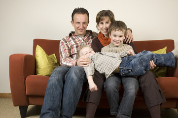 Obraz premium Nice family picture, sitting together on a couch.