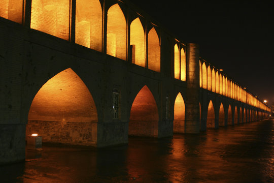 Sio-se pol im Zentrum Isfahans bei Nacht - Iran