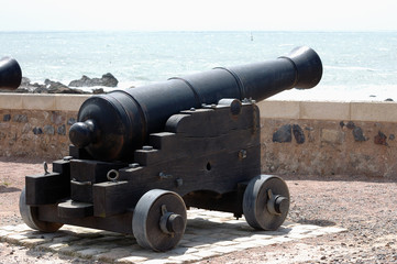 antico cannone davanti al mare