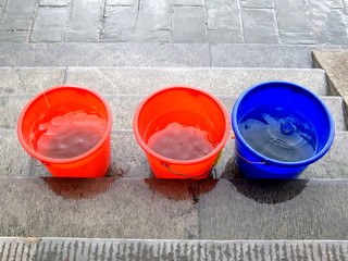  seaux rouges, un seau bleu, chine © Bruno Bleu