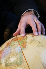 Fototapeta na wymiar Człowieka, wskazując do Ameryki Południowej na Globe