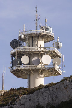 Antenne et parabole de t&eacute;l&eacute;communication