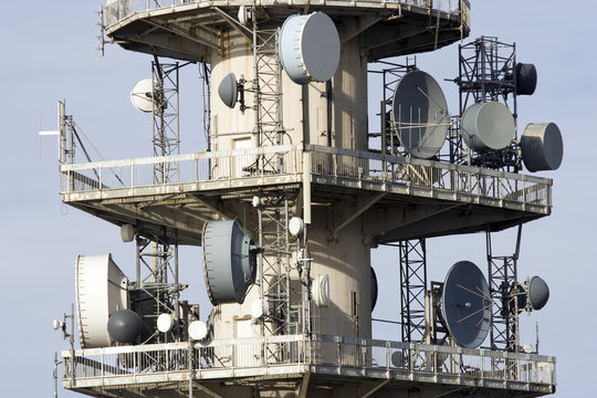 Antenne et parabole de t&eacute;l&eacute;communication