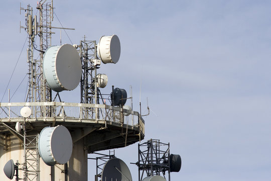 Antenne et parabole de t&eacute;l&eacute;communication