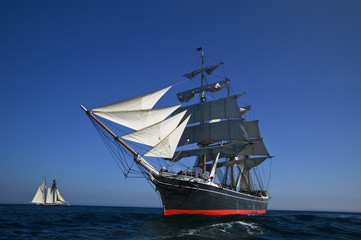 Fototapeta na wymiar Tall Ship Sailing na morzu pod żaglami