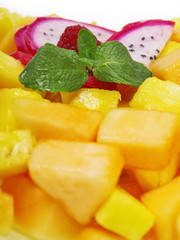 Fototapeta na wymiar obstsalat von papaya, mango und ananas