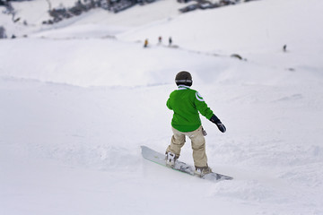Fototapeta na wymiar snowboarder góry maluch narciarzy