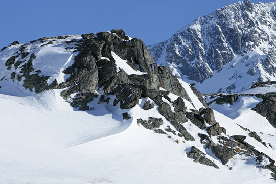 montagne enneig&eacute;e